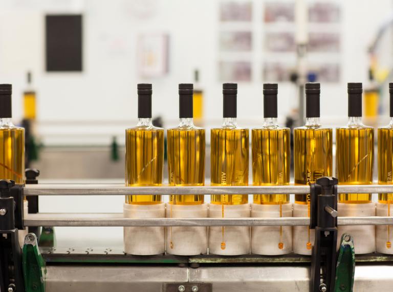 Botellas de whisky en producción
