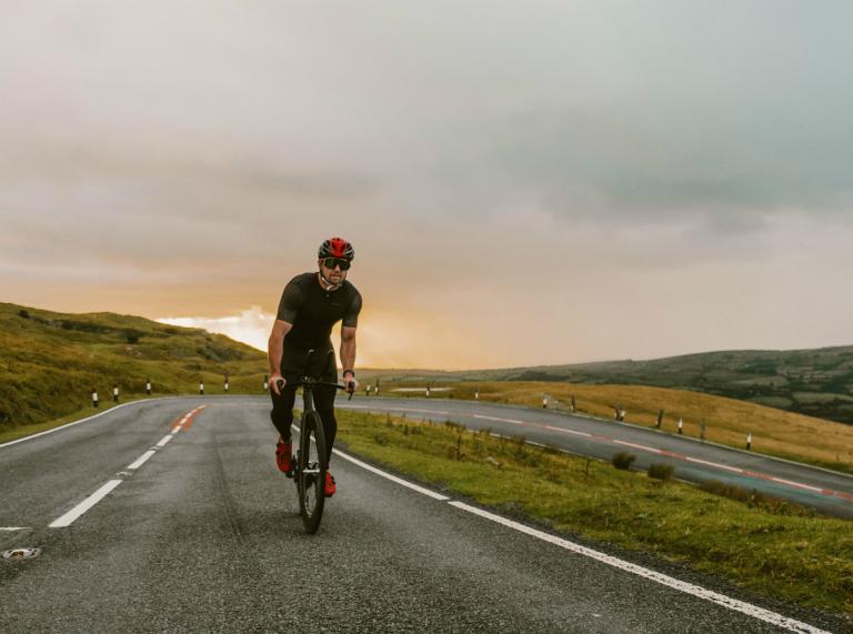 Shane Williams pedaleando en las Montañas Negras, Brecon Beacons, Powys.