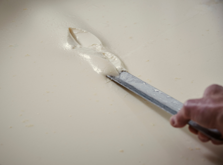 Nahaufnahme der Rohmilch von der Cilcert Farm, aus der der Käse von Caws Teifi hergestellt wird.