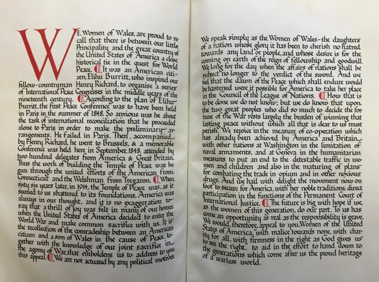 un libro abierto que muestra el texto introductorio de una petición de paz.