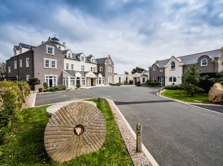 Ein Blick vom Vorplatz auf das Hotel Twr-y-Felin, Pembrokeshire.