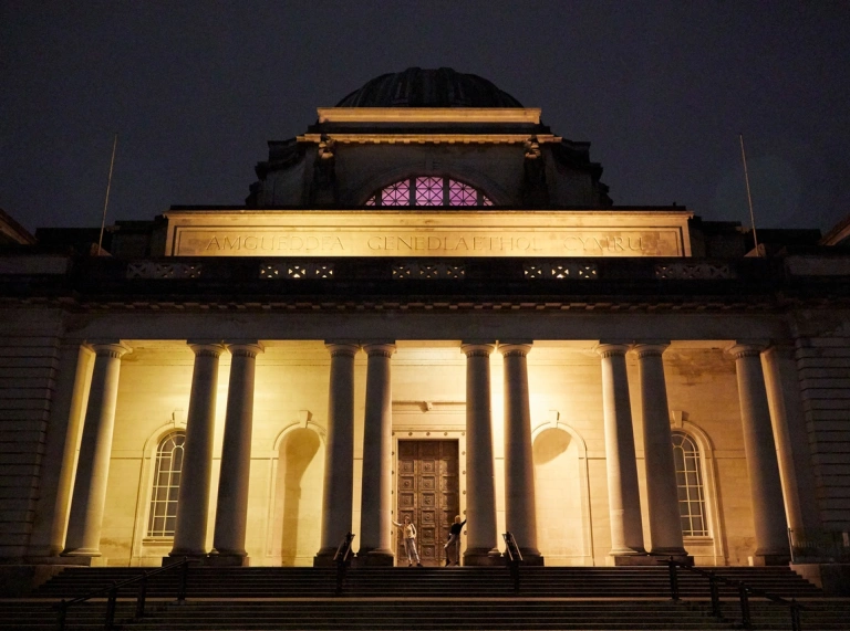 Toma externa de la entrada de un gran edificio de museo