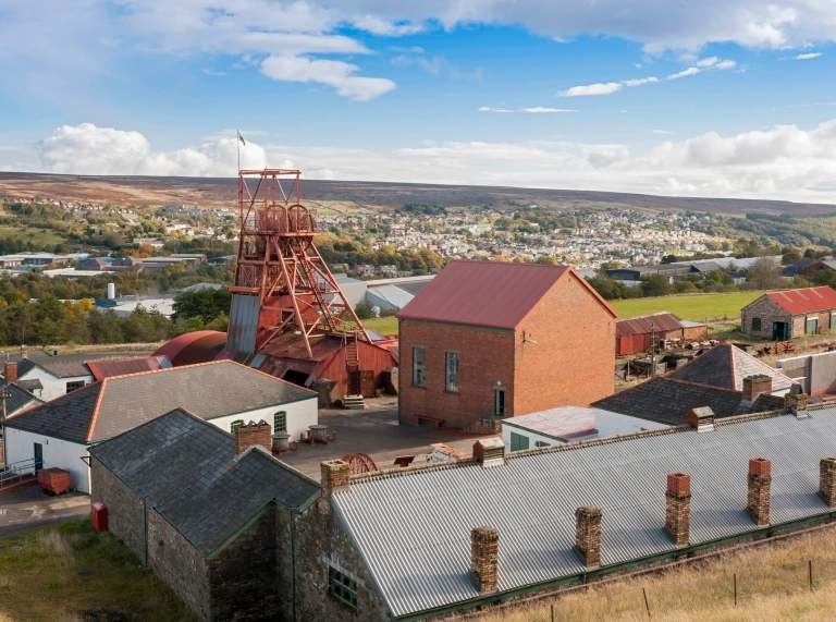 edificios y maquinaria de minería.