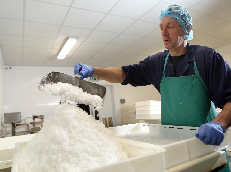 Un hombre trabajando para producir la sal.