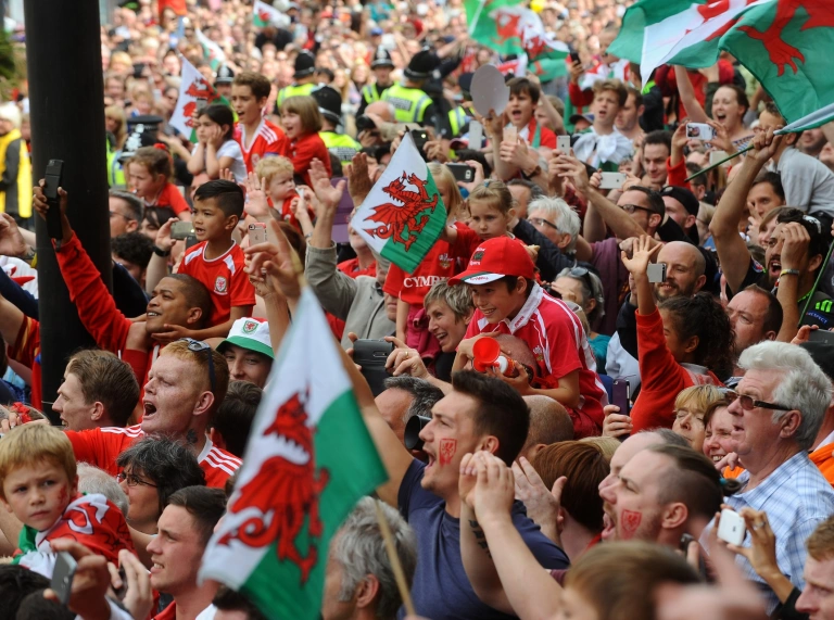 Une foule de fans gallois.