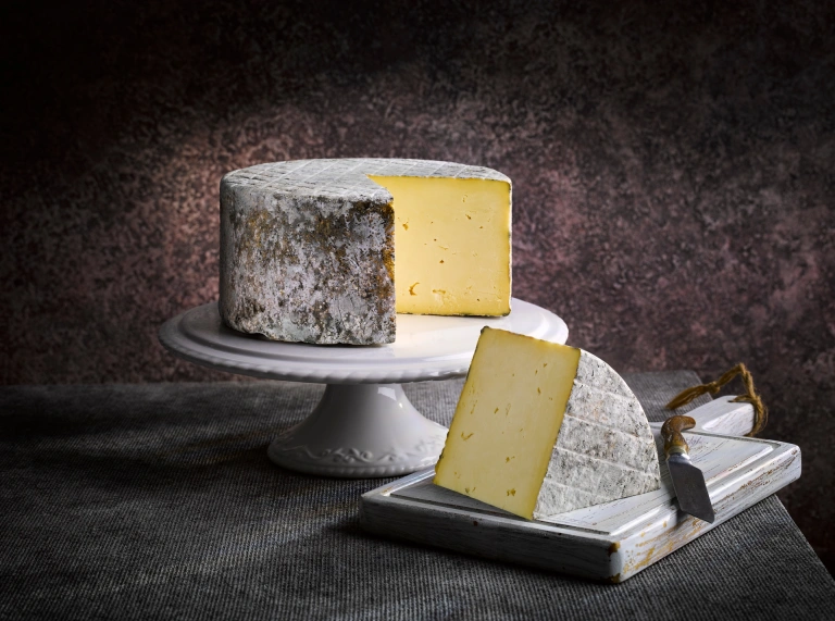 Une sélection de fromages sur un plateau.