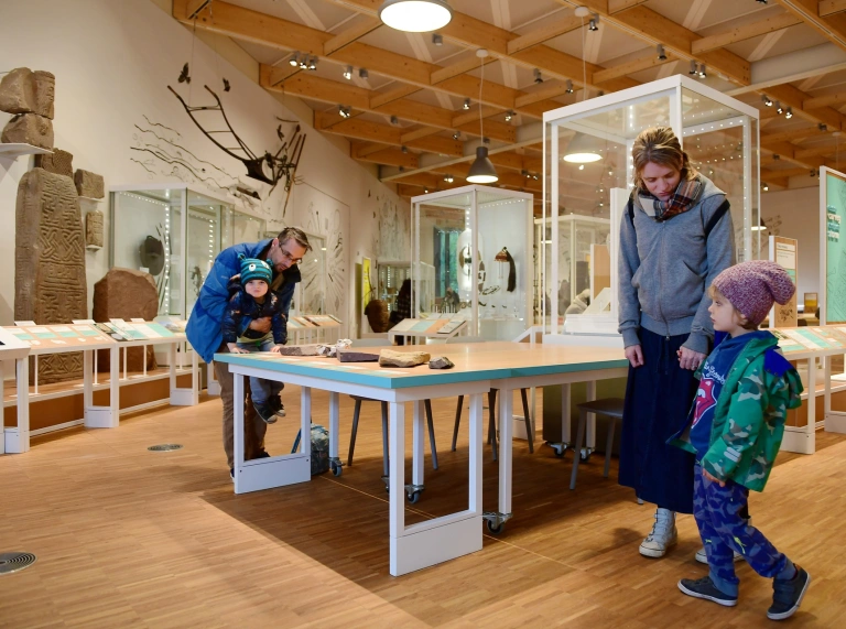 Des personnes se promenant autour du musée à St Fagans