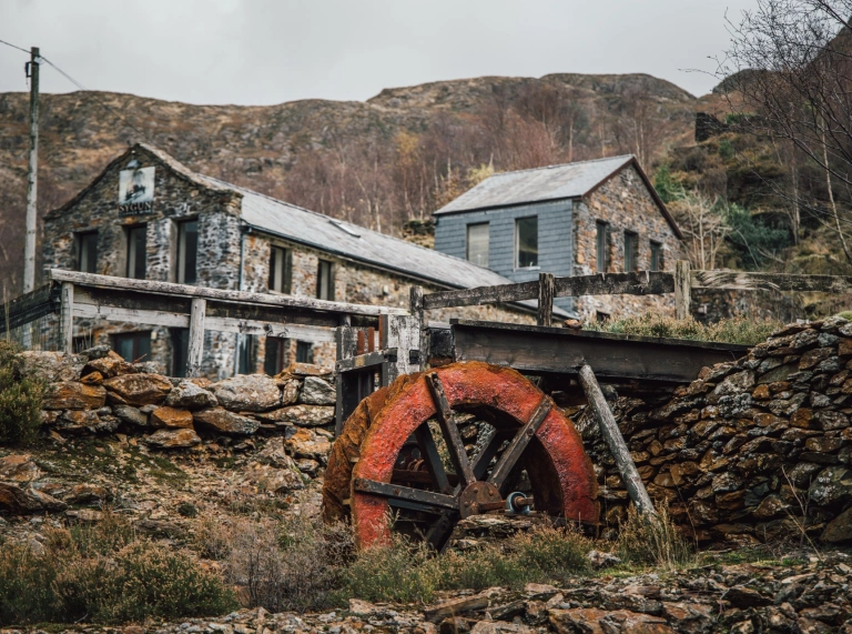 bâtiments et roue minière.