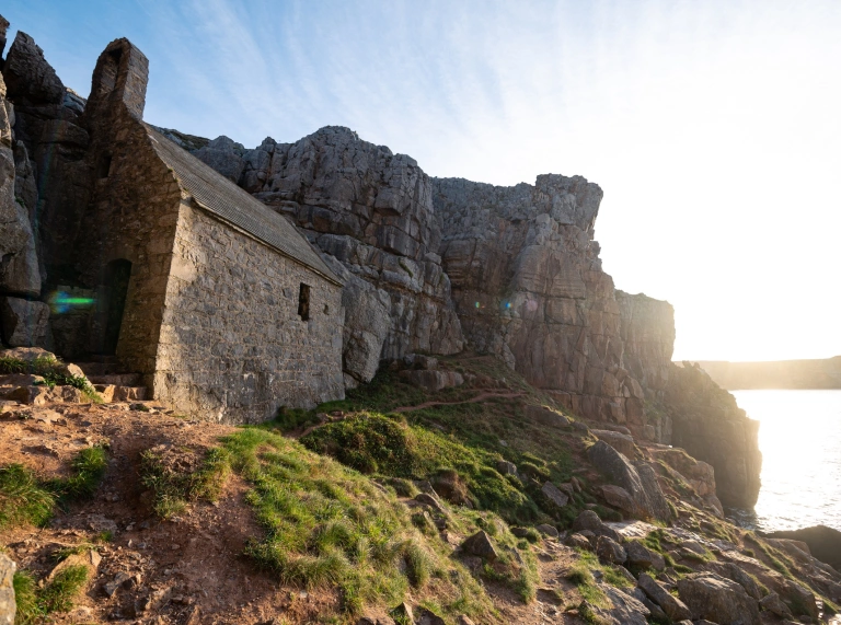 vieille chapelle en pierre et falaise de mer.