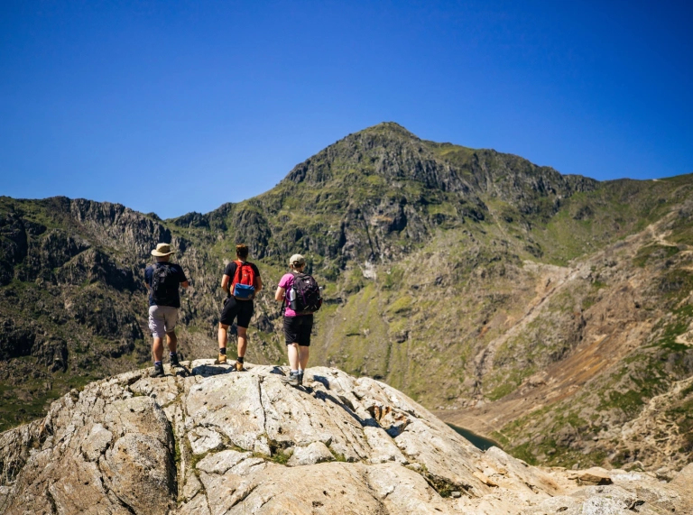 Un grupo de personas mirando hacia el Snowdon.