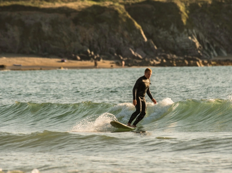 Una persona haciendo surf en el mar.