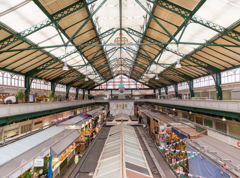 Une vue de l’intérieur du marché de Cardiff depuis le haut