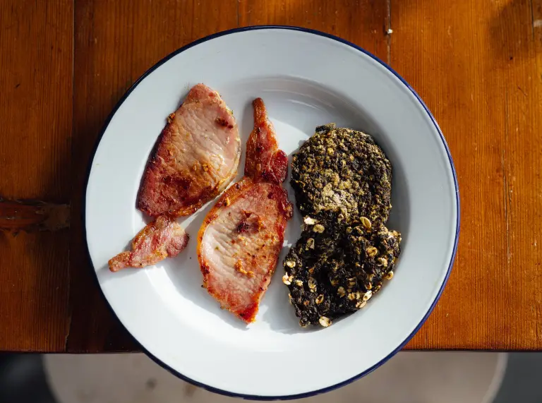 Une assiette d’algues cuites avec du bacon