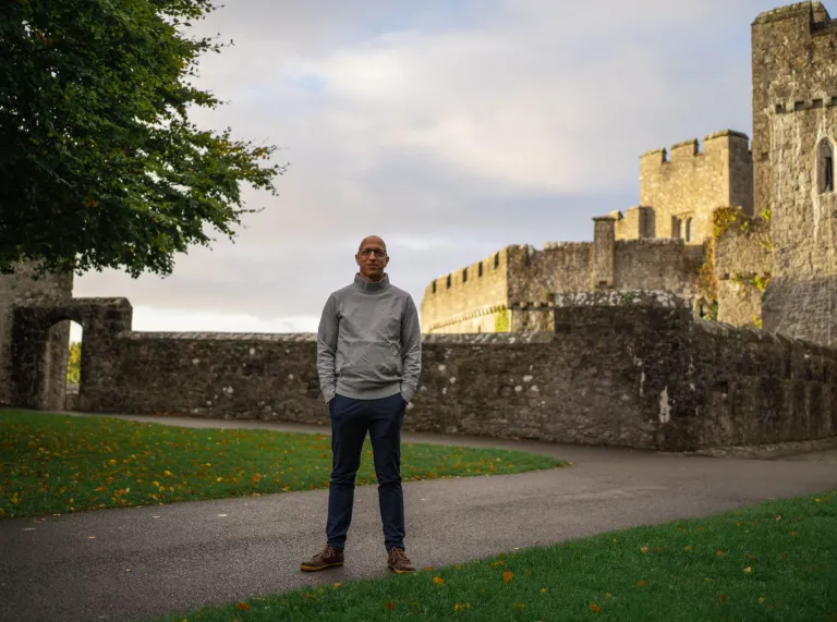 La principale Naheed Bardai se tenant dans l’enceinte de l’UWC Atlantic.