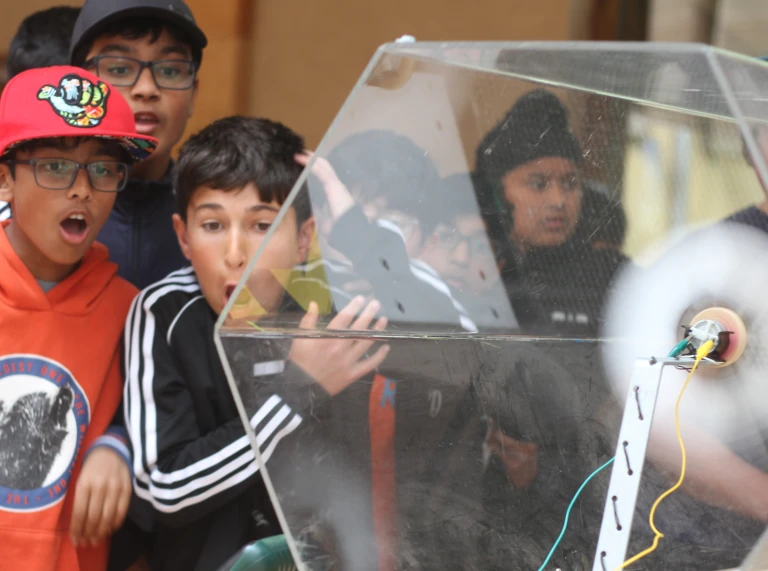 Un grupo de niños.