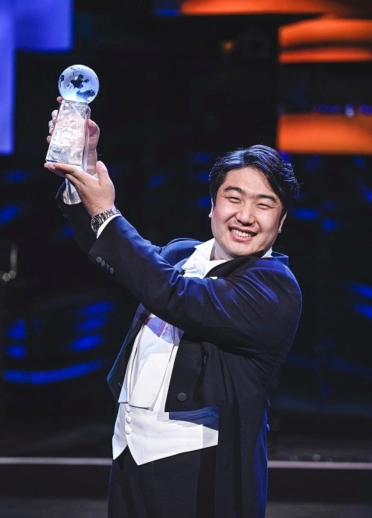 singer holding up trophy.