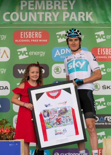 Geraint Thomas wird nach dem Rennen der Tour of Britain mit einem gerahmten Hemd von jungen Mädchen ausgezeichnet