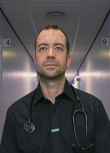 Le médecin généraliste Calum Forrester-Paton descend un couloir dans son cabinet