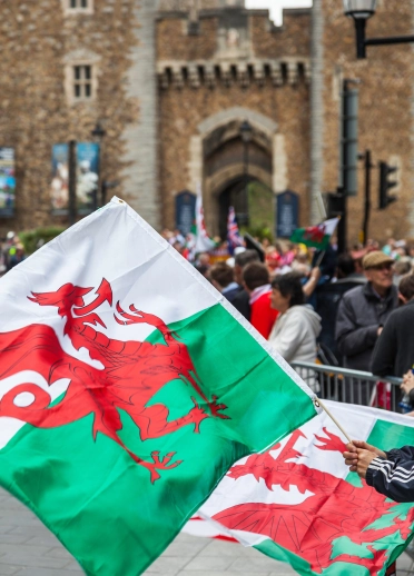 Drapeau national gallois à l'extérieur du château de Cardiff
