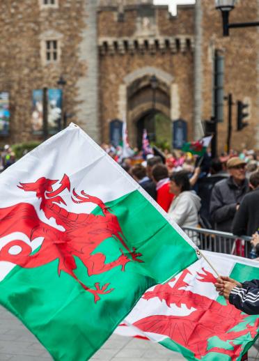 Die walisische Nationalflagge vor dem Cardiff Castle