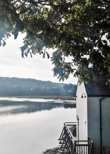Blick vom Bootshaus des Dichters Dylan Thomas auf einen Fluss.
