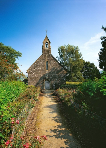 chemin menant à la chapelle.