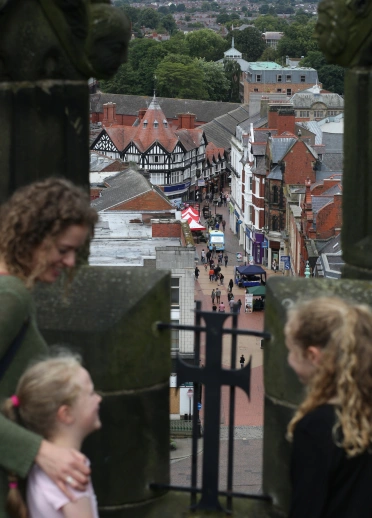Una familia mirando desde la cima del campanario.