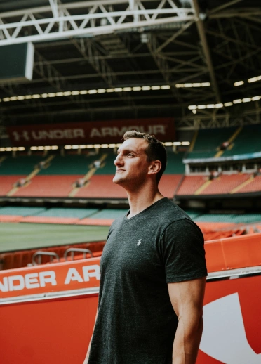 Sam debout dans le Stade Principality