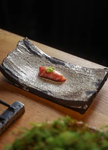 Sushi en un plato.