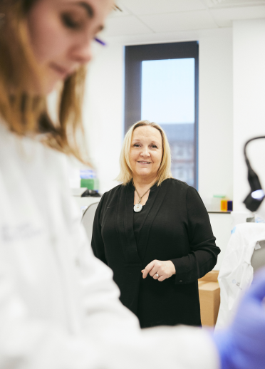 Professeur Julie Williams avec femme scientifique, Hadyn Ellis de l’Université de Cardiff bâtiment