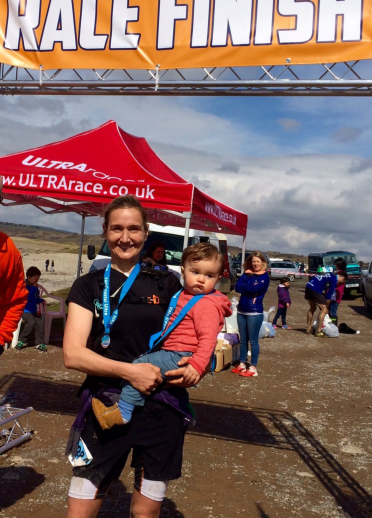 Lowri Morgan con un niño