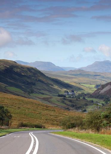 Paysage de Snowdonia, route montagneuse - image prise du milieu de la route.