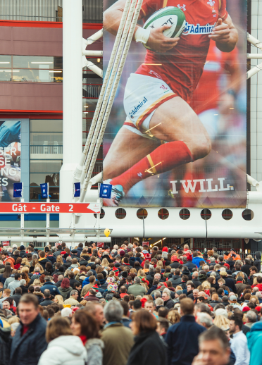 Las seis naciones de la muchedumbre Principado Stadium en Cardiff