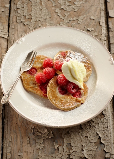 Trois crêpes aux framboises et au citron.