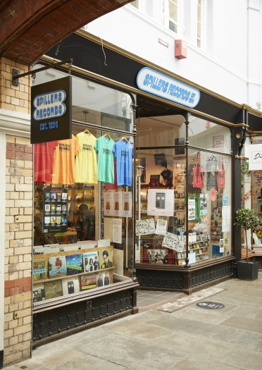 Vista externa de una colorida ventana de una tienda de discos