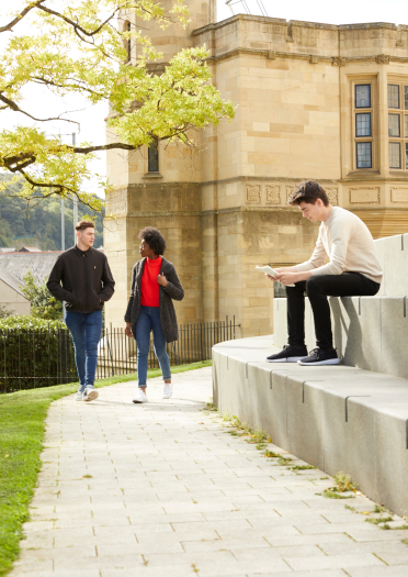 étudiants à l’extérieur du bâtiment de l’Université de Bangor