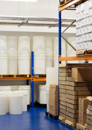 Verpacktes Salz im Regal im Warenlager