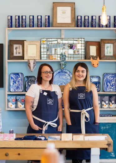 Mitarbeiter in Halen Môn-Geschenk-shop