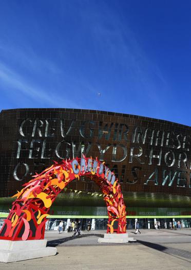 Arche de sculpture de flamme Caerydd à l'extérieur du Millenium Centre, Cardiff Bay
