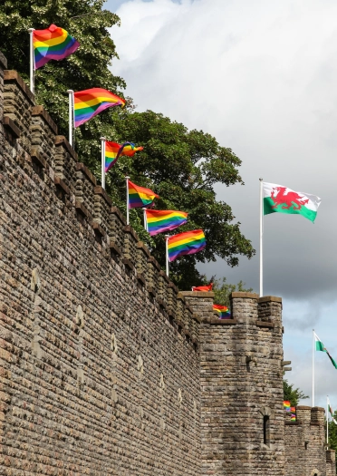 Drapeaux arc-en-ciel sur Cardiff Castle