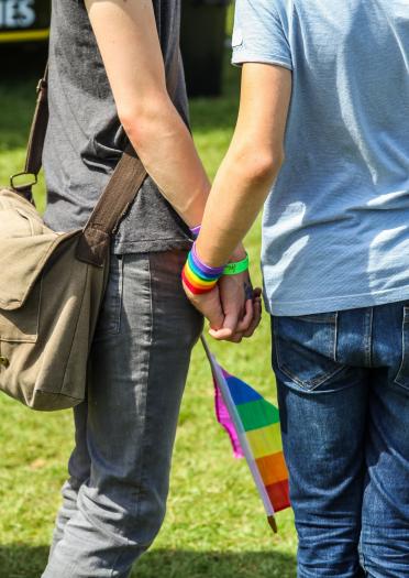 Couple hommes main dans la main au Pride Festival de Cymru