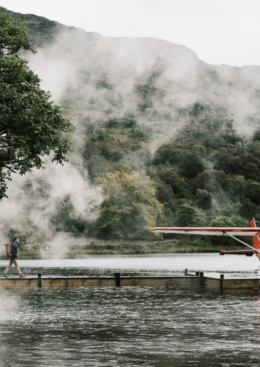 Luke Evans marchant vers un petit avion à la fin du ponton à travers le brouillard