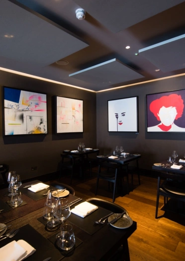 Hotel-Gastrobereich mit Kunstwerken an den Wänden.