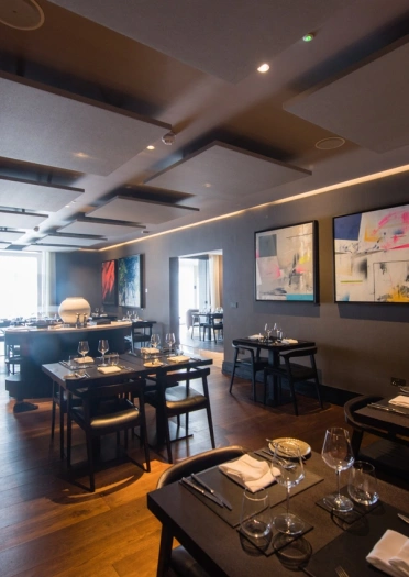 Hotel-Gastrobereich mit Kunstwerken an den Wänden.