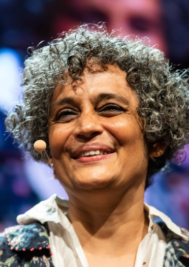 マイクを装着して講演している笑顔の女性