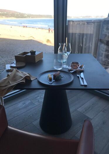 Ein Tisch mit Blick aus dem Fenster auf das Meer.