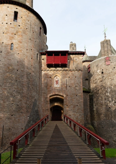 La entrada con foso a un castillo