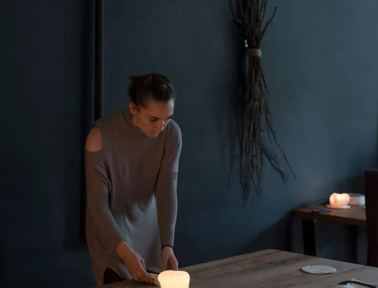 Une femme dresse une table dans le restaurant