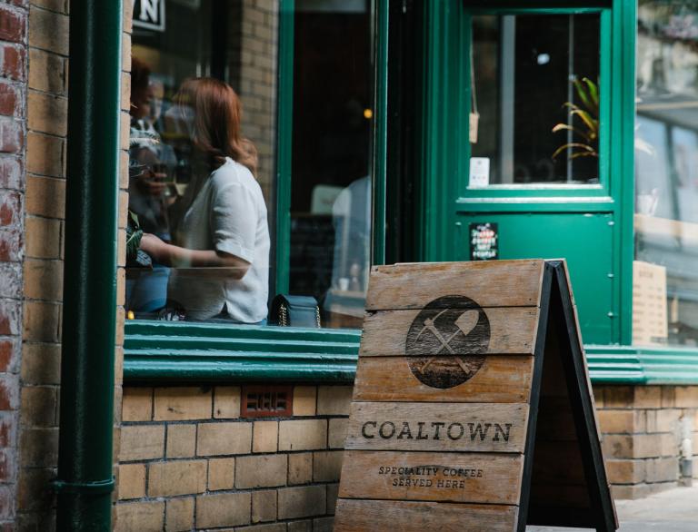 Äußeres des Coaltown-Kaffees mit Holzschild