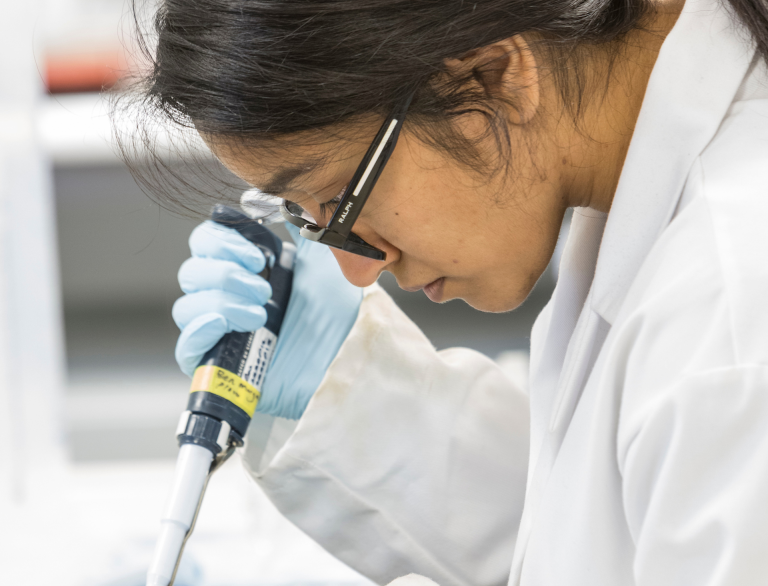 Étudiante dans le laboratoire, l’Université de Swansea